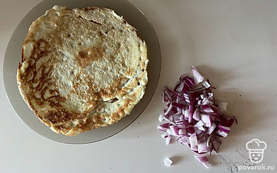 Готовые блины отложите, мелким кубиком нарежьте лук. 