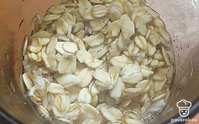 Овсянку залить кипятком (30 миллилитров) и дать разбухнуть.