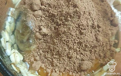 Всыпать какао к смеси.