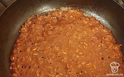 Обжарить овсяноблин под закрытой крышкой с двух сторон.