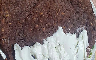 На одну половинку выложить творожный сыр.