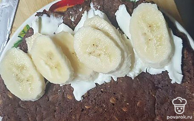 Выложить сверху банан и сложить блин пополам.