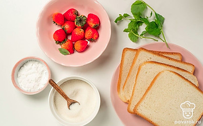 Подготовьте необходимые продукты. Клубнику вымойте, удалите чашелистики, обсушите, нарежьте небольшими ломтиками. Мяту вымойте, обсушите на бумажных полотенцах, нарубите не очень мелко.