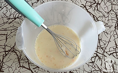 Соедините молоко и яйца, перемешайте венчиком.