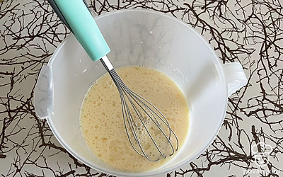 Добавьте сахар, соль, подсолнечное масло. Еще раз тщательно перемешайте.