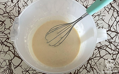 Добавьте муку, смешайте.