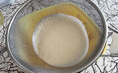 Через большое ситце просейте подготовленную смесь, чтобы убрать лишние комочки.