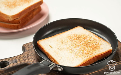 Обжарьте тосты. Для этого возьмите сковороду, поставьте на огонь и выложите ломтики хлеба. Обжаривайте с обеих сторон до румяной и хрустящей корочки.