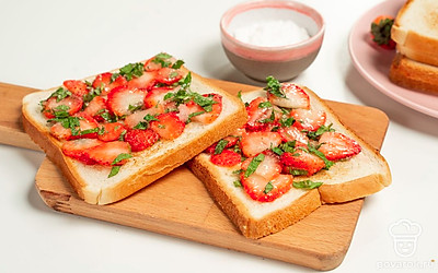 Соберите тосты. Хрустящие тосты положите на тарелку, сверху выложите клубничную начинку.