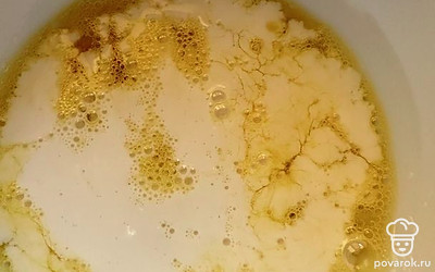 Смешиваем миксером ингредиенты для теста: яйца, соль, сахар, молоко и муку.