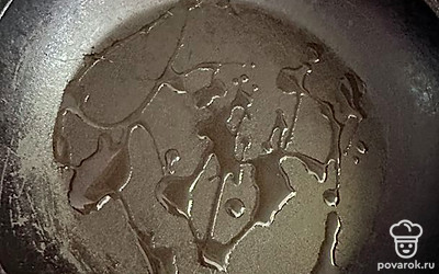 Сковородку смазываем маслом и разогреваем.