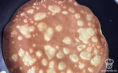 Выпекаем тонкие блинчики.