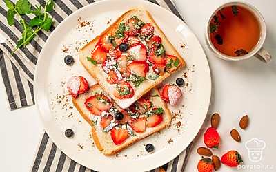 Тост с клубникой перед подачей посыпьте сахарной пудрой.