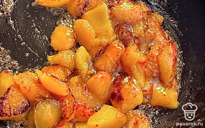 Абрикосы нарезаем и засыпаем в сковородку вместе с жженым сахаром. Немного поджариваем. Поливаем этой подливкой готовые блинчики.