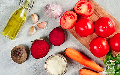 Заранее отварите морковь и свеклу в подсоленной воде. Остудите и очистите. Промойте помидоры, чеснок и зелень. Обсушите бумажным полотенцем. Чеснок очистите.