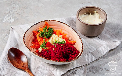 Приготовьте начинку. Свеклу и морковь натрите на средней терке. Чеснок продавите в прессе. Кинзу мелко нарежьте. Соедините все ингредиенты в отдельную посуду, добавьте майонез, тщательно перемешайте.