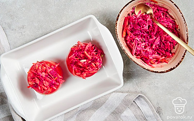 Сделайте блюдо. Включите духовку на 180 градусов. С помидоров срежьте верхушки. С помощью ножа и чайной ложки выньте мякоть. Заполните помидорки готовой начинкой. Закройте верхушками. Лист для выпечки смажьте маслом, выложите на него помидоры и отправьте их в духовку на 20 минут.