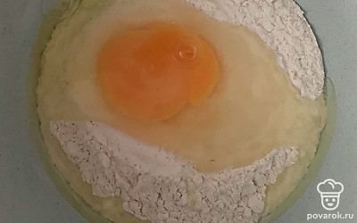 Смешать муку, яйцо, сахар и соль.