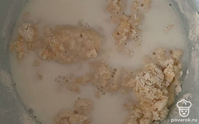 Добавить молоко, хорошо размешать.