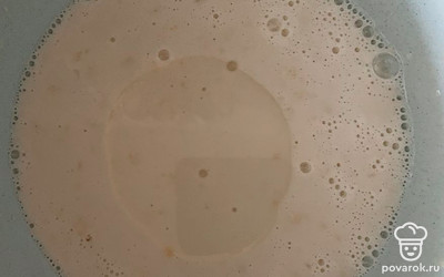 В тесто добавить подсолнечное масло.