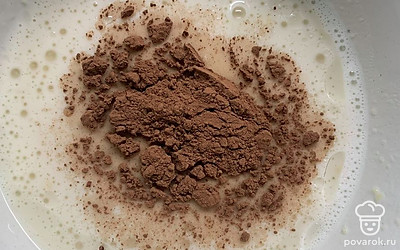 В отдельную миску отлить немного теста и добавить какао.