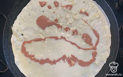 На разогретую сковородку вылить тесто, сверху полить шоколадным тестом.