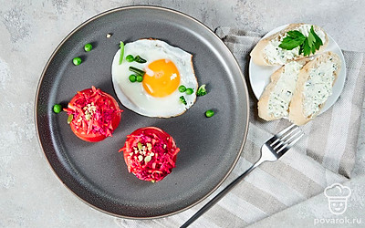 При подаче украсьте помидоры веточками петрушки.