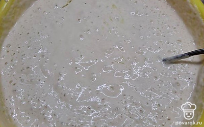 Замешиваем тесто. В конце добавляем соду, масло подсолнечное и перемешиваем.