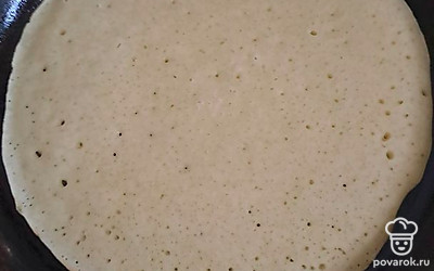 На хорошо разогретую сковородку выливаем тесто.
