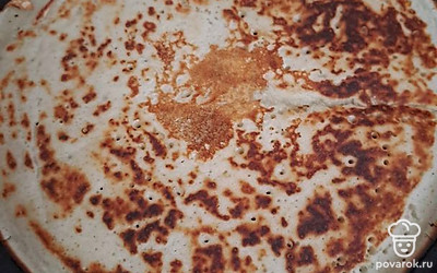 Как только тесто схватится, переворачиваем. Так выпекаем все блины. Каждый блин смазываем сливочным маслом.