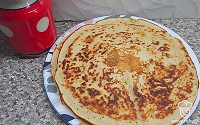 Блины можно подавать с чем угодно: со сметаной, вареньем, сгущенкой. Получаются они пышные, мягкие и очень вкусные. Приятного аппетита!