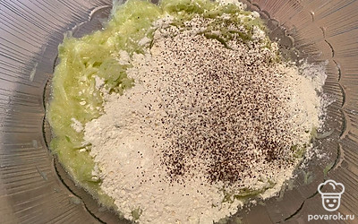 Добавьте муку и соль с перцем. Тщательно перемешайте.