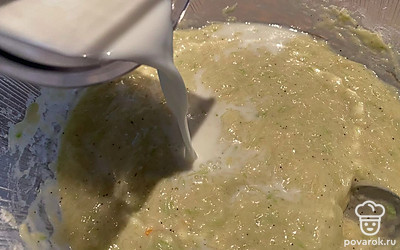 Влейте молоко.