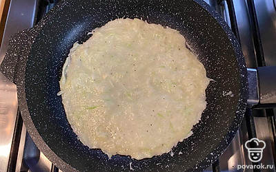 На разогретую сковороду, слегка смазанную маслом, налейте немного теста. Выпекайте блинчики с двух сторон, до готовности.