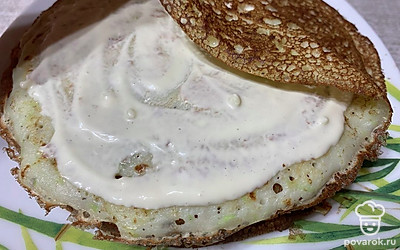 Подавайте блюдо со сметанно-чесночным соусом.