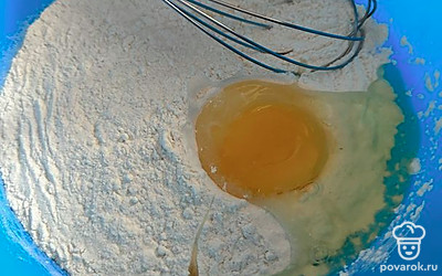 В миску насыпаем муку, добавляем соду, ванилин, сахар и яйцо.