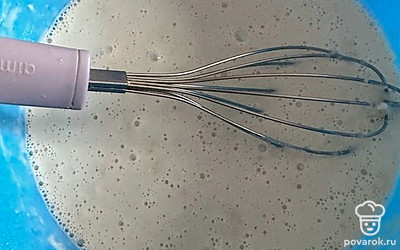 Вливаем сливки и хорошо перемешиваем.