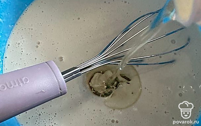 Вливаем растительное масло.