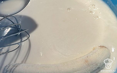 Добавляем банан и хорошо взбиваем массу.