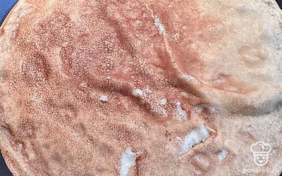 Сковороду нагреваем. Равномерно выливаем тесто. Распределяем половником тесто по сковороде. Жарим с двух сторон на среднем огне по 2-3 минуты с каждой стороны.