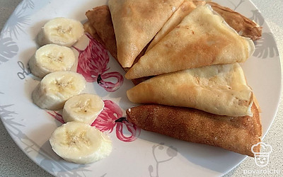 Подаем блинчики с кружочками банана.