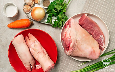 Свиную рульку, ножки и лопатку промойте, обсушите и нарежьте на части весом не более 300 г. Репчатый лук и морковь очистите и промойте, затем разделите на четыре части. Чеснок очистите. Петрушку и зеленый лук для подачи промойте и просушите. Подготовьте кастрюлю и форму для холодца.