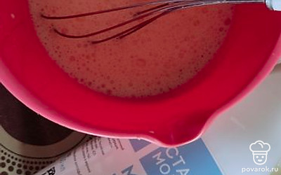Смешать молоко с яйцами и сахаром. Добавить муку и разрыхлитель, размешать. 