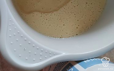 В тесто добавить подсолнечное масло, размешать.