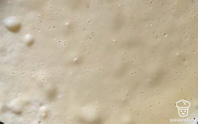 Выпечь блинчики на сковороде, смазанной растительным маслом с двух сторон. 