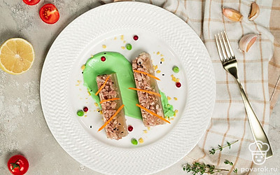 Готовый холодец выложите из формы, украсьте листьями петрушки, рядом с холодцом разложите стебли зеленого лука, два ломтика ржаного хлеба и положите ложку дижонской горчицы.