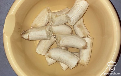 Очищаем бананы от кожуры и разламываем в глубокую чашку.