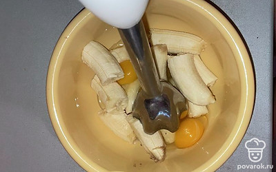 В емкость с бананами добавляем сырые яйца. Взбиваем при помощи погружного блендера до состояния пюре.