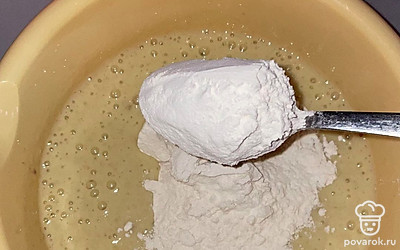 В бананово-яичную массу добавляем муку.