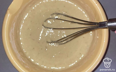 Перемешиваем венчиком до однородного состояния.